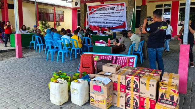 Pelaksanaan sidang tipiring pada kasus kepemilikan minuman keras tanpa izin edar yang digelar Polresta Manado. (foto: dokumen istimewa)