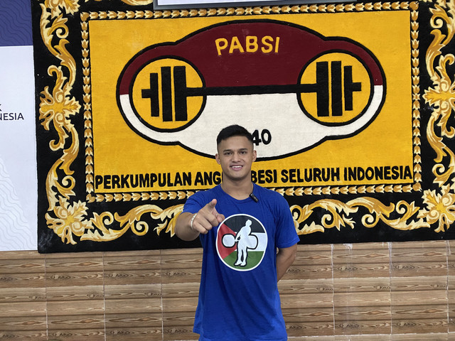Atlet angkat besi Indonesia, Rizki Juniansyah. Foto: Katondio Bayumitra Wedya/kumparan