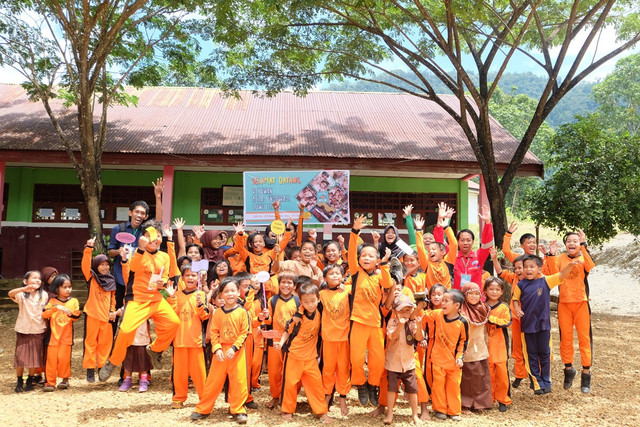 Relawan Indonesia Mengajar bersama anak-anak sekolah di pegunungan Verbeek