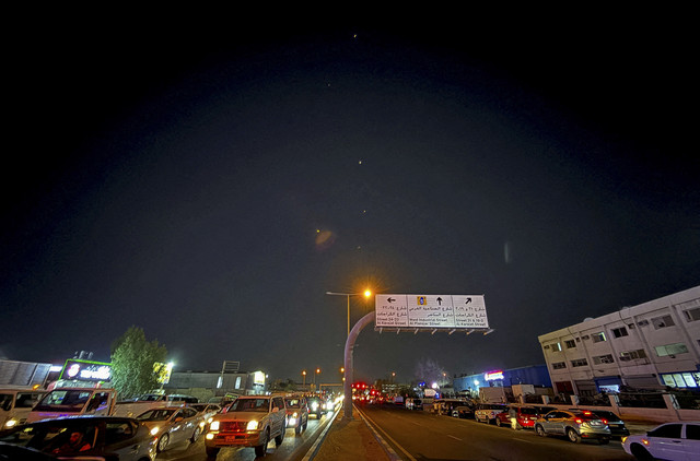 Rudal pencegat ditembakkan, setelah angkatan bersenjata Iran mengatakan bahwa mereka menargetkan pangkalan Al-Udeid dalam serangan rudal, seperti yang terlihat dari Doha, Qatar, Senin (24/6/2025). Foto: Stringer/REUTERS