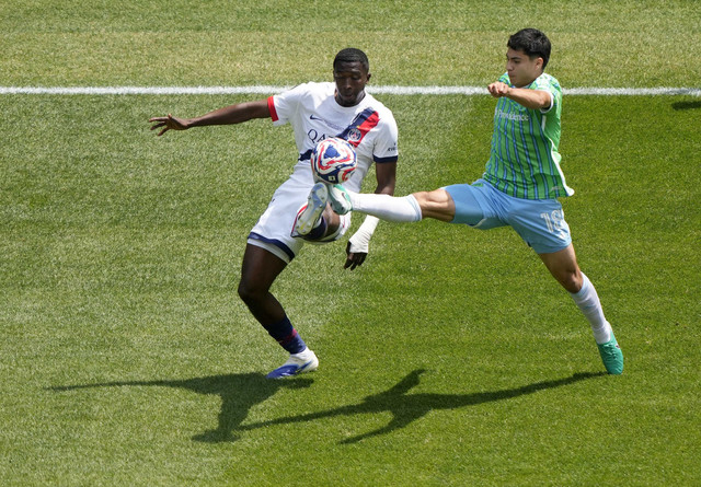 Pemain Paris St Germain, Willian Pacho, beraksi dengan pemain Seattle Sounders, Obed Vargas pada pertandingan Piala Dunia Antarklub antara Seattle Sounders vs Paris St Germain - Lumen Field, Seattle, Washington, A.S, Selasa (24/6/2025). Foto: STEPHEN BRASHEAR/REUTERS