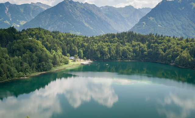 Ilustrasi mitos danau mawang. Sumber: Unsplash/Dirk von loen-wagner