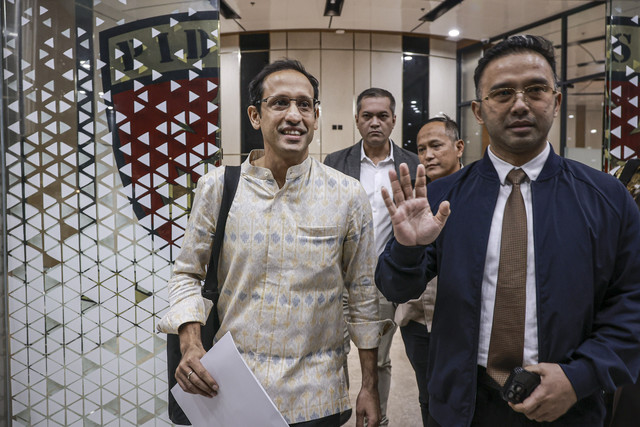 Mantan Menteri Pendidikan, Kebudayaan, Riset, dan Teknologi (Mendikbudristek) Nadiem Makarim (kiri) usai menjalani pemeriksaan di Gedung Jampidsus Kejaksaan Agung, Jakarta, Senin (23/6/2025). Foto: Dhemas Reviyanto/ANTARA FOTO