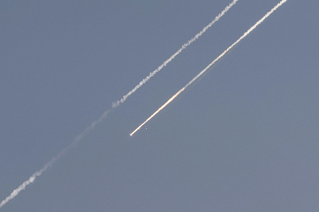 Rudal yang diluncurkan dari Iran ke arah Israel terlihat dari Hebron, di Tepi Barat yang diduduki Israel, di tengah konflik Iran-Israel, Selasa (24/6/2025). Foto: Mussa Qawasma/REUTERS