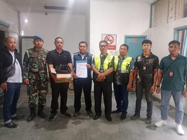 Para petugas saat berhasil mengamankan paket ganja. Foto: Dok. Istimewa