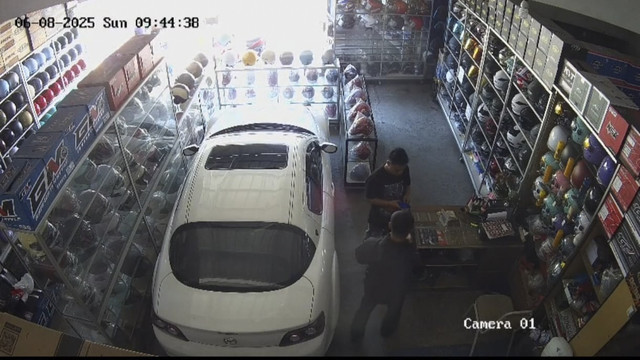 Seorang oknum polisi melakukan penipuan di sebuah toko helm, di Jalan Raya Cileunyi, Kecamatan Cileunyi, Kabupaten Bandung. Foto: Istimewa