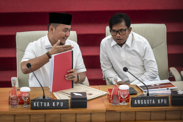 Ketua KPU Mochammad Afifudin berbincang dengan Anggota KPU Idham Holik saat uji publik rancangan Peraturan KPU tentang Penggantian Antarwaktu (PAW) Anggota DPR, DPRD Provinsi dan DPRD Kabupaten/Kota di Kantor KPU, Jakarta, Selasa (24/6/2025). Foto: Bayu Pratama S/ANTARA FOTO