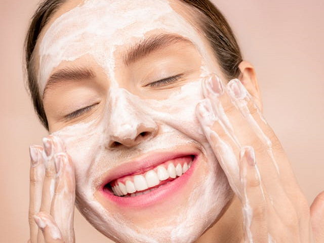 Ilustrasi rekomendasi face wash yang mengandung niacinamide. Sumber: pexels.com/ShinyDiamond.