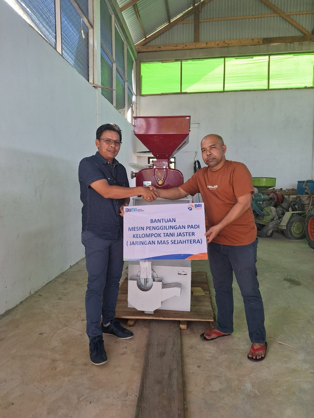 BRI serahkan bantuan mesin penggiling padi untuk Koperasi Produsen Jaring Mas Sejahtera yang menyuplai bahan pangan program Makan Bergizi Gratis (MBG) di Kota Pekanbaru dan Kabupaten Kampar, Riau. Foto: Dok. BRI