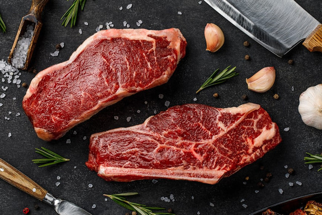 Ilustrasi cara menghilangkan rasa amis pada daging sapi, foto: unsplash/Sergey Kotenev