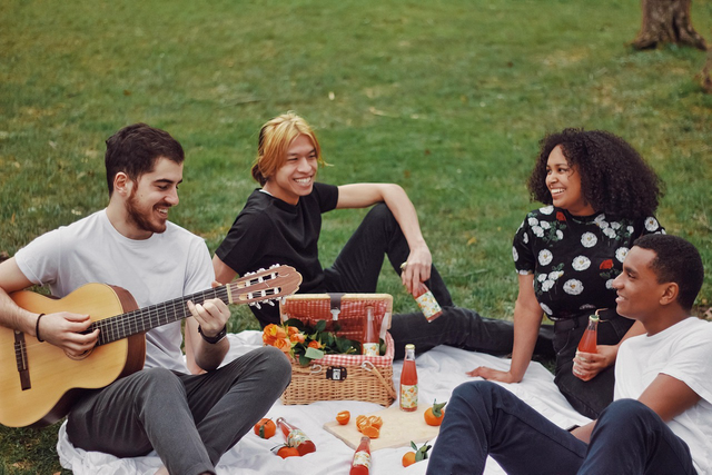 Ilustrasi Menikmati Musik Bersama Teman. Foto: Pixabay.