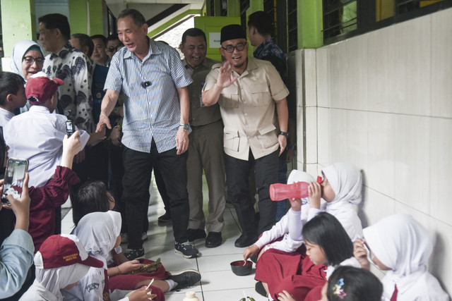Ketua Majelis Pertimbangan Matahari Pagi Indonesia Dahnil Anzar Simanjuntak (kanan) didampingi Pengusaha M Jusuf Hamka atau Babah Alun (ketiga kanan) berbincang dengan murid SDN Petojo Selatan 06, Jakarta Pusat, Selasa (24/6/2025). Foto: Fakhri Hermansyah/ANTARA FOTO