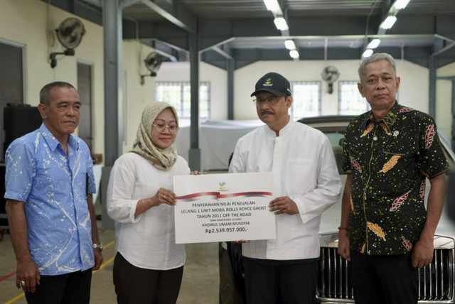 Mensos Saifullah Yusuf (Gus Ipul) dan Wamensos Agus Jabo Priyono menyerahkan mobil Rolls-Royce  kepada pemenang lelang di Gedung Konvensi Taman Makam Pahlawan Nasional Kemensos, Jakarta Selatan, Selasa (24/6/2025). Foto: Dok. Kemensos