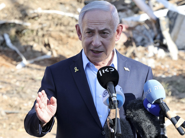 Perdana Menteri Israel Benjamin Netanyahu menjawab pertanyaan wartawan saat berkunjung ke lokasi Institut Sains Weizmann yang dihantam rudal Iran di Rehovot, Israel, Jumat (20/6/2025). Foto: Jack Guez/Pool via Reuters