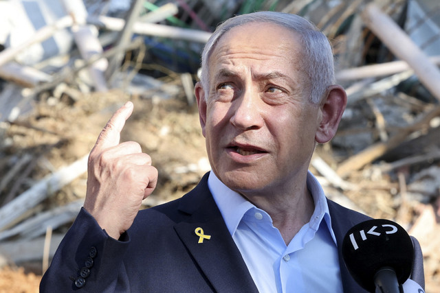 Perdana Menteri Israel Benjamin Netanyahu menjawab pertanyaan wartawan saat berkunjung ke lokasi Institut Sains Weizmann yang dihantam rudal Iran di Rehovot, Israel, Jumat (20/6/2025). Foto: Jack Guez/Pool via Reuters