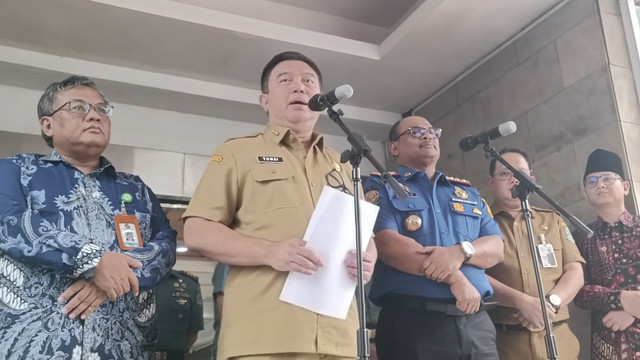 Sekjen Kemendagri Tomsi Tohir dalam konferensi pers di Kantor Kemendagri, Jakarta Pusat, Selasa (24/6/2025). Foto: Zamachsyari/kumparan