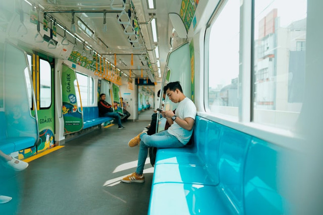 Cara ke PRJ 2025 Naik MRT. Foto kereta MRT. Sumber: Unsplash/Rendy Novantino
