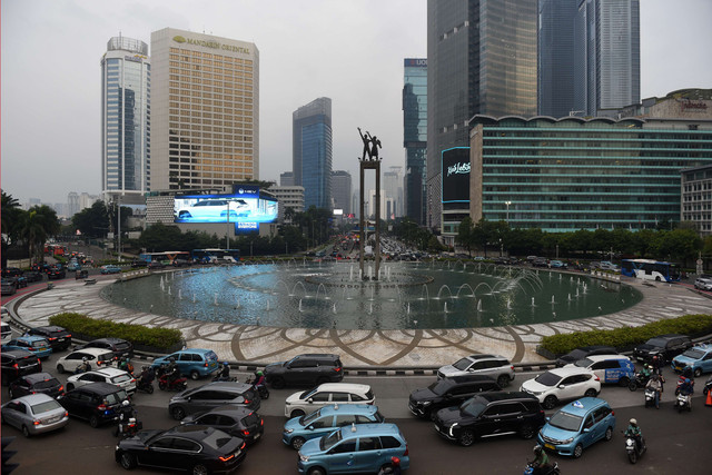 Kendaraan memadati jalan kawasan Monumen Selamat Datang di tengah Bundaran HI Jakarta (Foto: Dok/Antara)