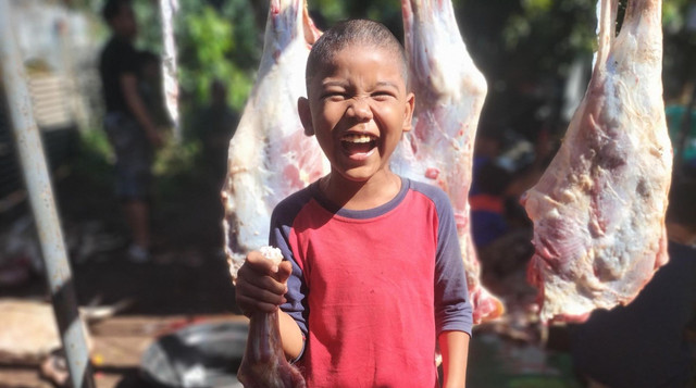 Kebahagiaan Akbar dan teman-temannya, ikut kegiatan Qurban Festival DT Peduli di Leuwigajah, Cimahi (Sumber : DT Peduli)