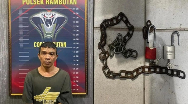 Tampang pelaku dan barang bukti yang tega merantai leher anak kandungnya, MAN (7), dan diikat di terali jendela rumah. Foto : Dok : Polsek Rambutan