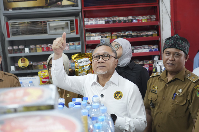 Menteri Koordinator Bidang Pangan sekaligus Ketua Satgas Pembentukan Koperasi Desa (Kopdes) Merah Putih Zulkifli Hasan (Zulhas) meninjau sistem operasional Kopdes Merah Putih Ceria Sembako di Cileunyi Wetan, Jawa Barat. Foto: Dok. Kemenko Bidang Pangan
