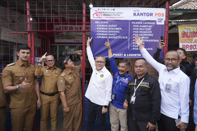Menteri Koordinator Bidang Pangan sekaligus Ketua Satgas Pembentukan Koperasi Desa (Kopdes) Merah Putih Zulkifli Hasan (Zulhas) meninjau sistem operasional Kopdes Merah Putih Ceria Sembako di Cileunyi Wetan, Jawa Barat.  Foto: Dok. Kemenko Bidang Pangan