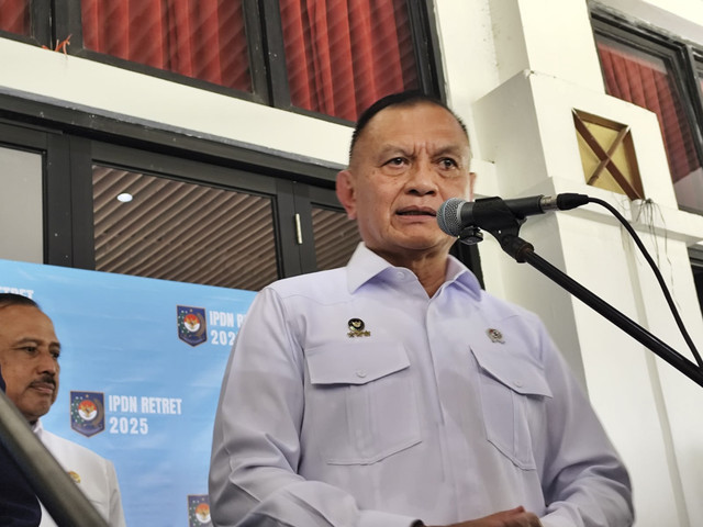 Wakil Menteri Koordinator Bidang Politik dan Keamanan Indonesia Lodewijk Freidrich Paulus usai memberikan materi pembekalan di Kampus IPDN Jatinangor, Kabupaten Sumedang, Jawa Barat, Selasa (24/6/2025). Foto: Alya Zahra/kumparan 