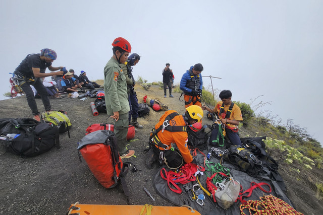 Operasi pencarian pendaki Brasil, Juliana, yang terjatuh di Gunung Rinjani. Foto: Dok. Basarnas