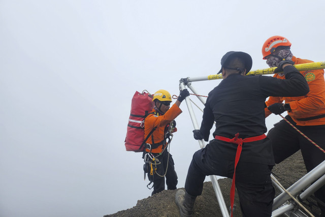 Operasi pencarian pendaki Brasil, Juliana, yang terjatuh di Gunung Rinjani. Foto: Dok. Basarnas