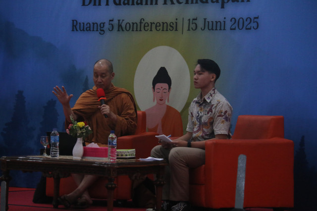 Bhante Thitayanno Mahathera menjadi narasumber utama untuk menyampaikan materi bertajuk “Mengembangkan Pengendalian Diri Menuju Kehidupan Luhur, Harmonis dan Bahagia.” Foto: Dok. Istimewa