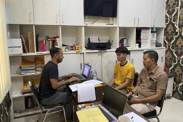 Kaur keuangan Desa Sukamaju, Kabupaten Serang, Muhammad Yusuf (33)/baju kuning ditangkap pakai dana desa Rp127 juta buat judol dan trading. Foto: Dok. Polres Serang