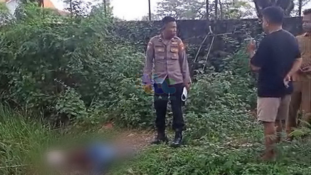 Petugas, saat lakukan olah TKP meninggalnya Diman (61), warga Desa Siwalan RT 001 RW 001, Kecamatan Sugihwaras, Kabupaten Bojonegoro. Selasa (24/06/2025) (Aset: Istimewa)