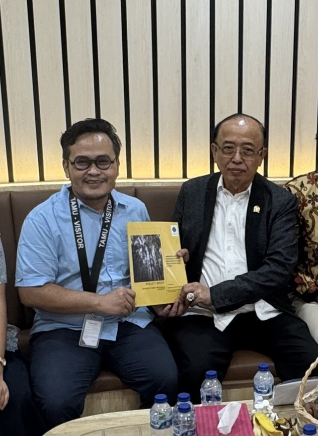 Foto dokumen Yayasan KEHATI. Koordinator FDKI Muhamad Burhanudin secara resmi menyerahkan Policy Brief bertajuk “Memperkuat Keadilan Ekologis dan Menata Ulang Relasi Kuasa atas Hutan” kepada Panitia Kerja (Panja) RUU Kehutanan di Komisi IV DPR RI.