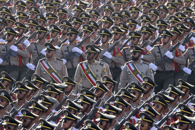 Tentara dari sebuah unit tentara Iran berbaris selama parade militer tahunan yang menandai peringatan pecahnya perang tahun 1980-1988 dengan Irak di bawah kepemimpinan Saddam Hussein, di Teheran (21/9/2024). Foto: Atta Kenare/AFP