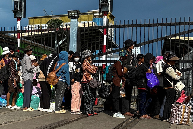 Warga Kamboja mengantre untuk menyeberangi Pos Pemeriksaan Perbatasan Khlong Luek yang ditutup militer Thailand di tengah meningkatnya ketegangan akibat sengketa perbatasan  di provinsi Sa Kaeo, Thailand, Selasa (24/6/2025). Foto: Gobthanadesh Toraksa/REUTERS