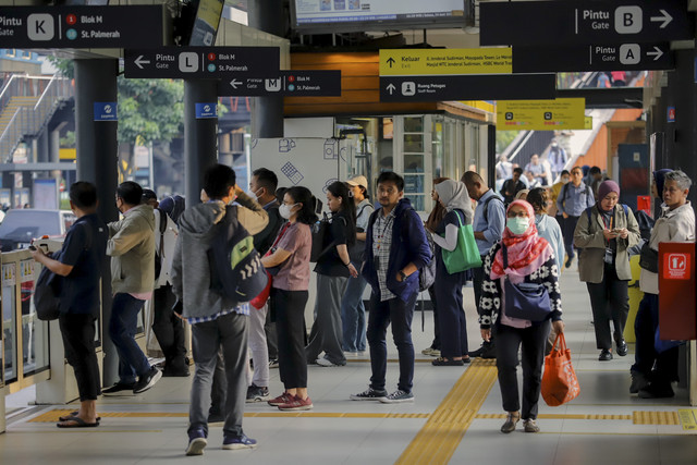 Sejumlah pegawai kantoran menunggu kedatangan bus Transjakarta di Halte Karet, Jakarta, Selasa (24/6/2025). Foto: Jamal Ramadhan/kumparan