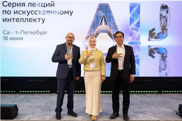 Prof. Hammam Riza, Presiden KORIKA; Dr. Sri Safitri, Sekjen Partnership KORIKA dan Group Corporate Transformation leader Telkom Indonesia; dan Prof. Suyanto, Rektor Telkom University di forum AI Horizons, Rusia, 16 Juni 2025. Foto: Dok. KORIKA