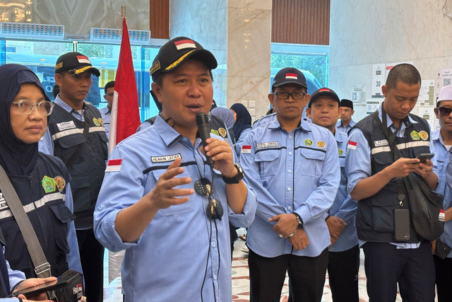 Dirjen Penyelenggaraan Haji dan Umrah Kemenag Hilman Latief menyapa jemaah haji di Makkah. Foto: Moh Fajri/kumparan