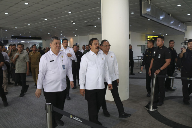Menteri Imipas Agus Andrianto meresmikan pengoperasian 30 autogate di Bandara Kualanamu, Selasa (24/6/2025). Foto: Dok. Kemenimipas
