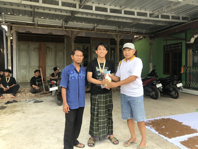 Mahasiswa UNDIP menyampaikan materi edukasi penambahan vitamin C pada pakan guna meningkatkan produksi dan pertumbuhan ikan kepada pembudidaya ikan di Desa Tambaksari. Kegiatan ini menjadi langkah awal menuju sektor perikanan yang lebih maju. Sumber foto: dokumentasi pribadi.