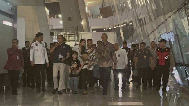 Sebanyak 11 Warga Negara Indonesia (WNI) yang dievakuasi dari Iran tiba di Bandara Internasional Soekarno-Hatta, Tangerang, Banten, Selasa (24/6/2025). Foto: Nasywa Athifah/kumparan