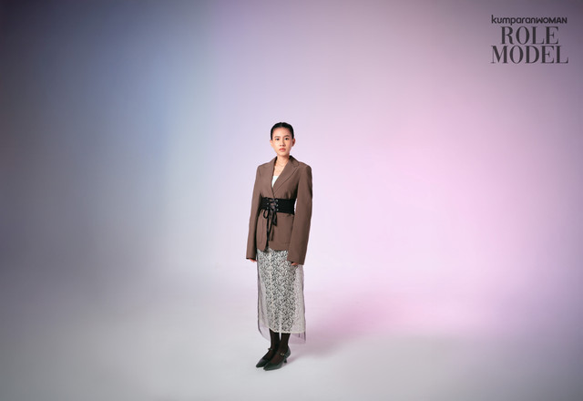 Shenina Cinnamon untuk Role Model kumparanWOMAN. Foto: Norman Fideli, Fashion Editor: Anantama Putra, Makeup: Linda Kusumadewi, Hair: Winda Juniansa, Blazer, rok lace, dan tulle: Fendi.