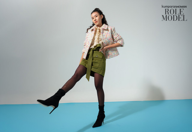 Shenina Cinnamon untuk Role Model kumparanWOMAN. Foto: Norman Fideli, Fashion Editor: Anantama Putra, Makeup: Linda Kusumadewi, Hair: Winda Juniansa, Jaket dan rok: Kate Spade New York, Blus ruffle: Sandro Paris, Boots: Stuart Weitzman.