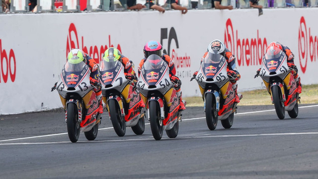 Pebalap Indonesia, Veda Ega Pratama, beraksi saat balapan Red Bull Rookies Cup di Sirkuit Mugello, Italia, pada 22 Juni 2025. Foto: Red Bull Rookies Cup