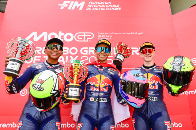 Pebalap Indonesia, Veda Ega Pratama, beraksi saat balapan Red Bull Rookies Cup di Sirkuit Mugello, Italia, pada 22 Juni 2025. Foto: Red Bull Rookies Cup