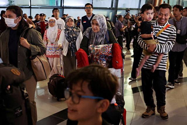 Sejumlah Warga Negara Indonesia (WNI) berjalan keluar terminal setibanya dari Iran di Terminal 3 Bandara Soekarno Hatta, Selasa (24/6/2025). Foto: Ajeng Dinar Ulfiana/REUTERS