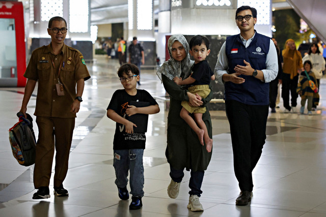 Sejumlah Warga Negara Indonesia (WNI) berjalan keluar terminal setibanya dari Iran di Terminal 3 Bandara Soekarno Hatta, Selasa (24/6/2025). Foto: Ajeng Dinar Ulfiana/REUTERS