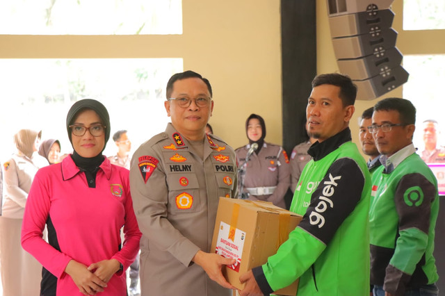 Polda Lampung membagikan ratusan paket sembako untuk driver ojek online di Lampung. | Foto: Dok Humas Polda Lampung