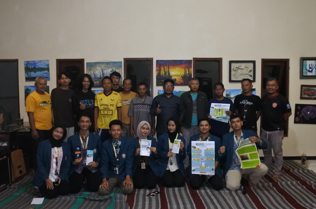 Foto bersama dengan pembudidaya ikan Desa Tambaksari. Sumber: Dokumentasi Penulis