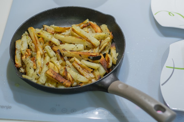 Ilustrasi cara menggoreng kentang agar tidak lembek, foto: unsplash/Elena Mozhvilo
